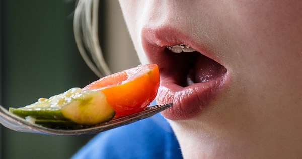 Các loại thực phẩm nên ăn và không nên ăn khi niềng răng là gì?