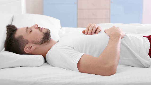 Lời khuyên của bác sĩ: Luôn duy trì thoái quen ngủ nằm ngửa để bảo vệ răng miệng khi niềng