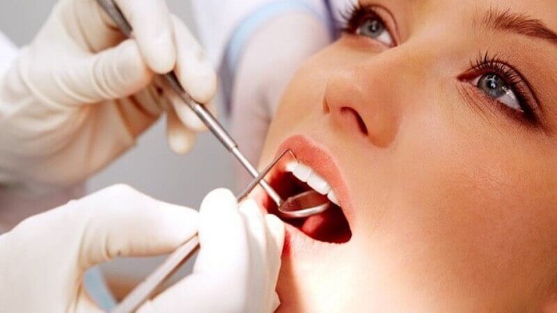  Thường bác sĩ sẽ cắt từng phần răng sứ và tháo ra