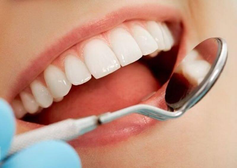 Bạn cần chăm sóc răng miệng đúng cách nhằm tránh tình trạng răng bọc sứ đau nhức
