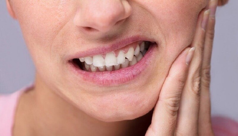Răng sứ bị đau, ê buốt là tình trạng thường gặp.