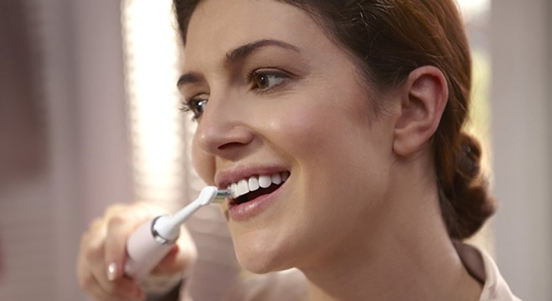 Bàn chải đánh răng cho răng sứ nên dùng loại nào?