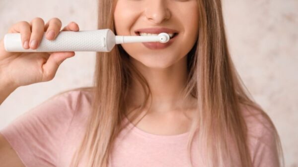 Có nên dùng bàn chải điện đánh răng cho răng sứ?