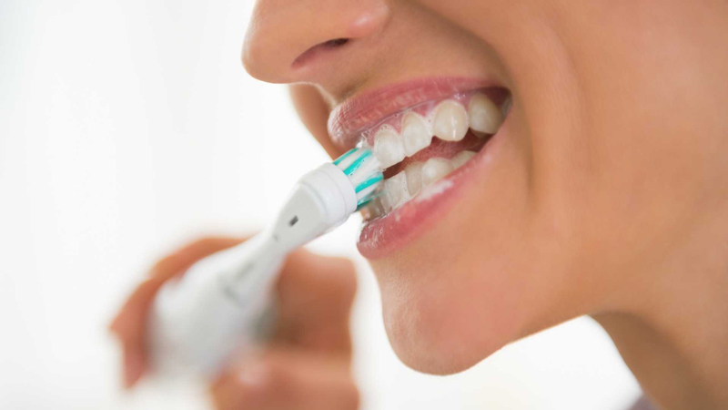 Cách sử dụng bàn chải điện cho răng sứ