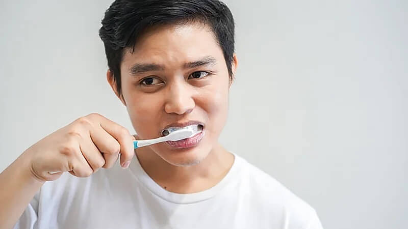 Chọn đúng kem đánh răng giúp răng sứ bền và đẹp hơn.