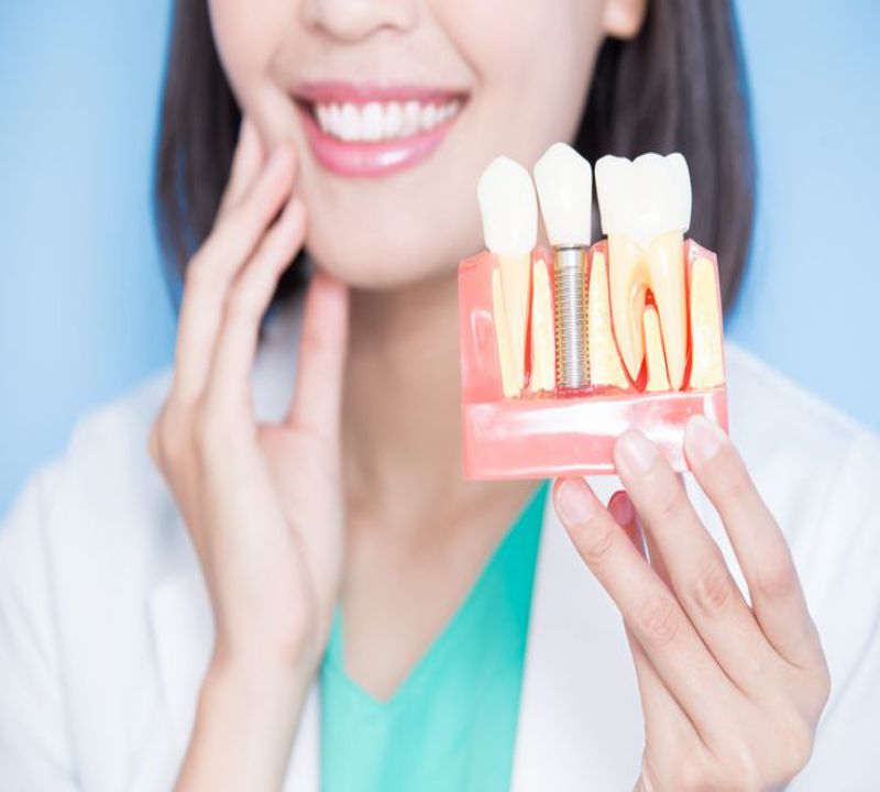 Ưu và nhược điểm của trồng răng implant bắt vít