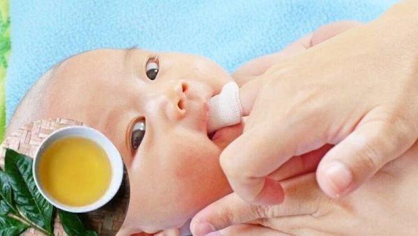 Cách rơ lưỡi cho trẻ sơ sinh hiệu quả tại nhà