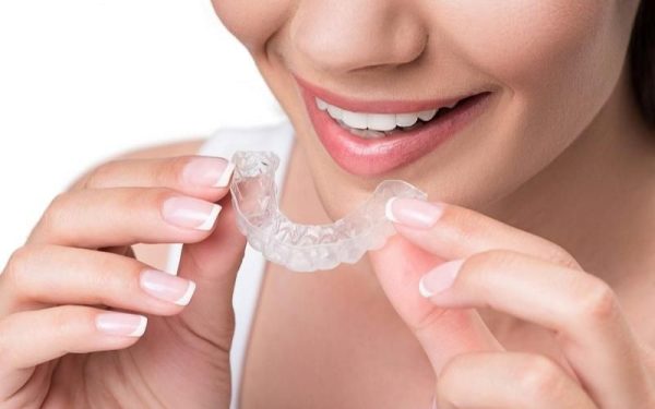 Cách sử dụng máng chống niềng răng hiệu quả, đơn giản