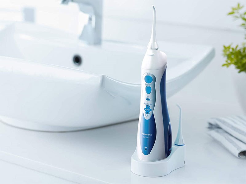 Máy tăm nước có được mang lên máy bay không?