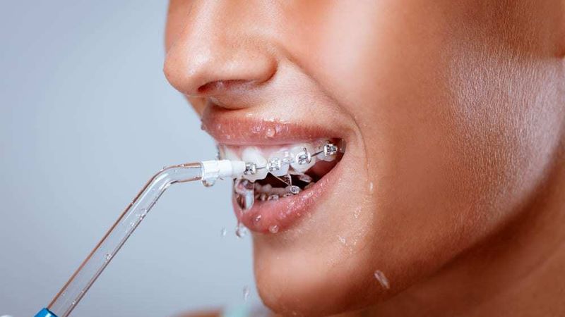Sử dụng tăm nước bị chảy máu nguyên nhân do đâu ?