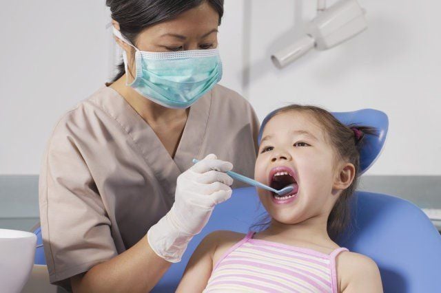 Ba mẹ nên đưa trẻ tới nha khoa gần nhất