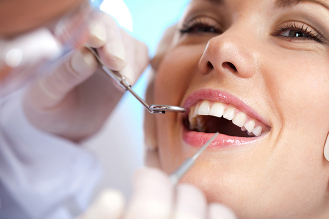 Đến nha khoa để kiểm tra tình trạng răng miệng
