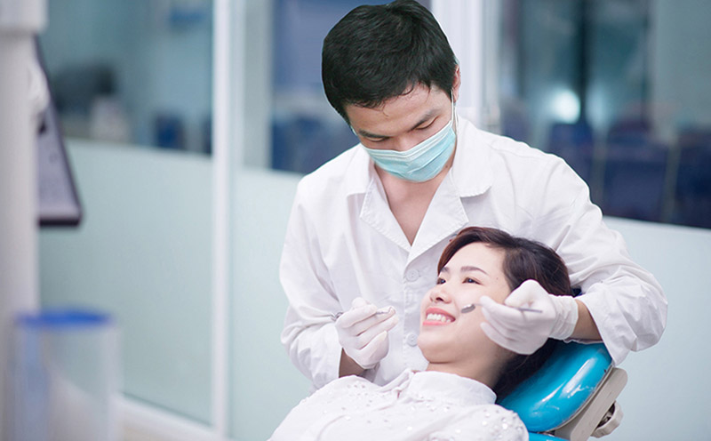 Đi khám nha khoa để kiểm tra răng thường xuyên