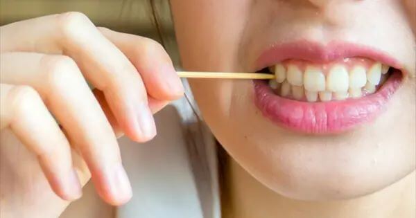 Xỉa răng có mùi hôi là tình trạng gì?