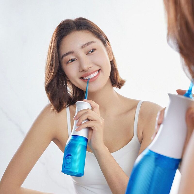 Dùng tăm nước có cần đánh răng không? Giải đáp
