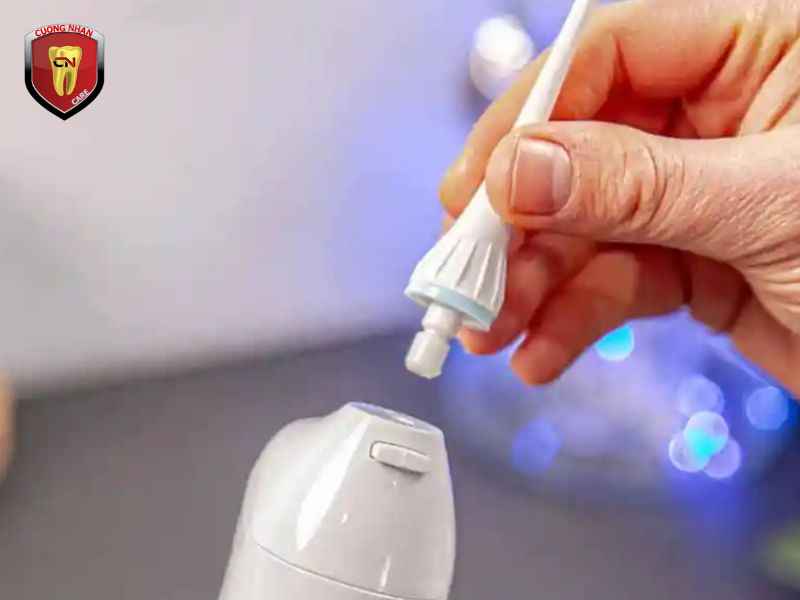 Dùng máy tăm nước rồi có cần đánh răng nữa không?