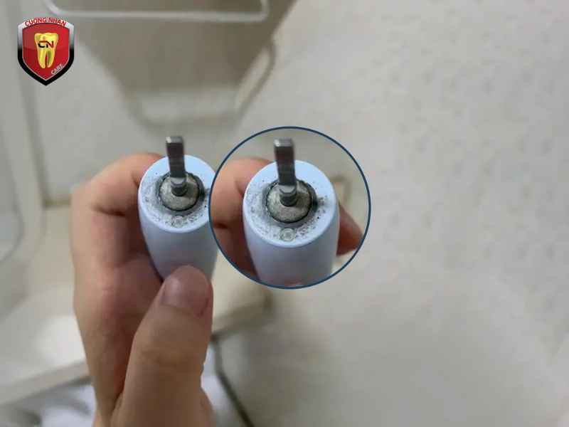 Dấu hiệu nhận biết bàn chải điện bị mốc, bẩn, hoặc nhiễm khuẩn