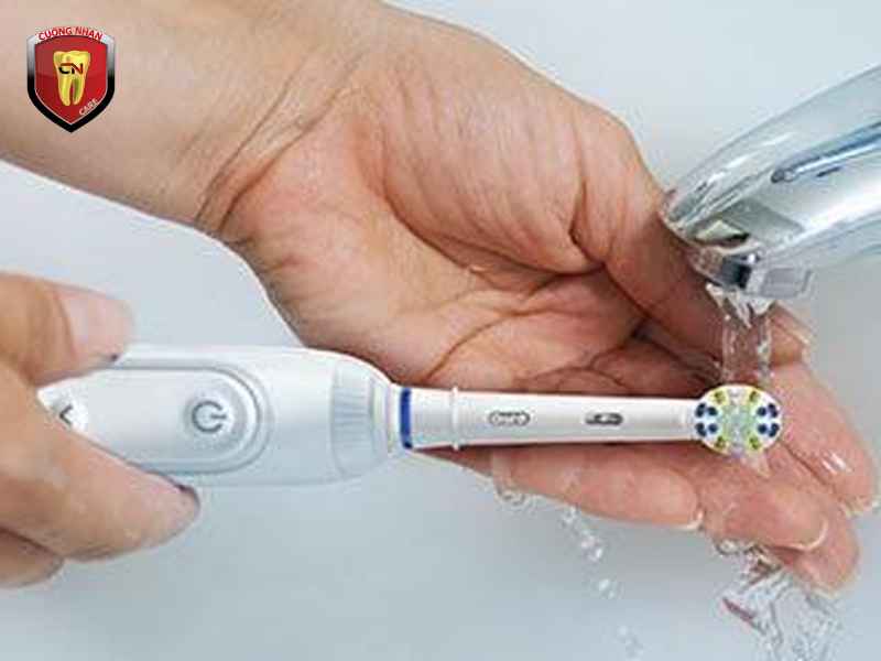 Vì sao bàn chải điện rất dễ bị mốc?