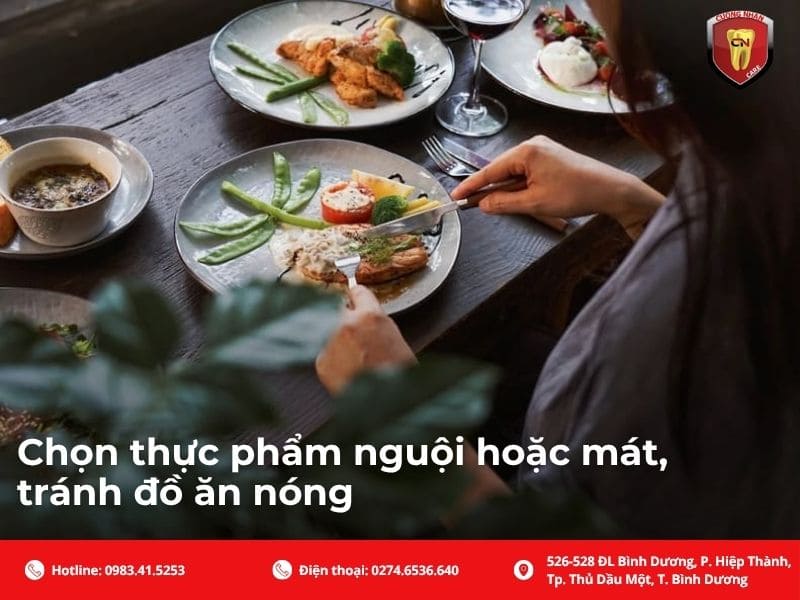Chọn thực phẩm nguội hoặc mát, tránh đồ ăn nóng