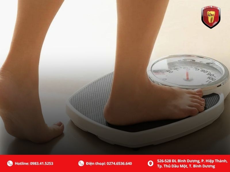 Sụt cân đột ngột là yếu tố gây hóp má